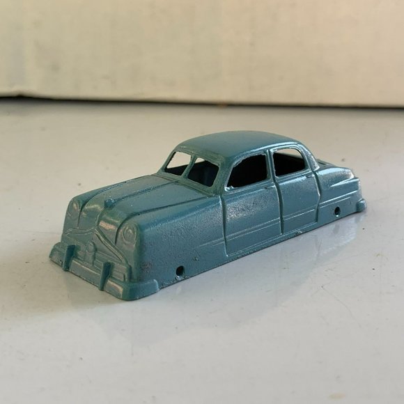Tootsietoy 1950s 4-Door Car Body Shell, Dual Front Windows Collectible Toy - Picture 3 of 10